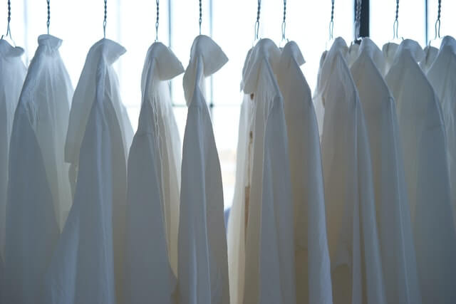 Negative Auswirkungen von Chemikalien in knitterfreien Hemden 