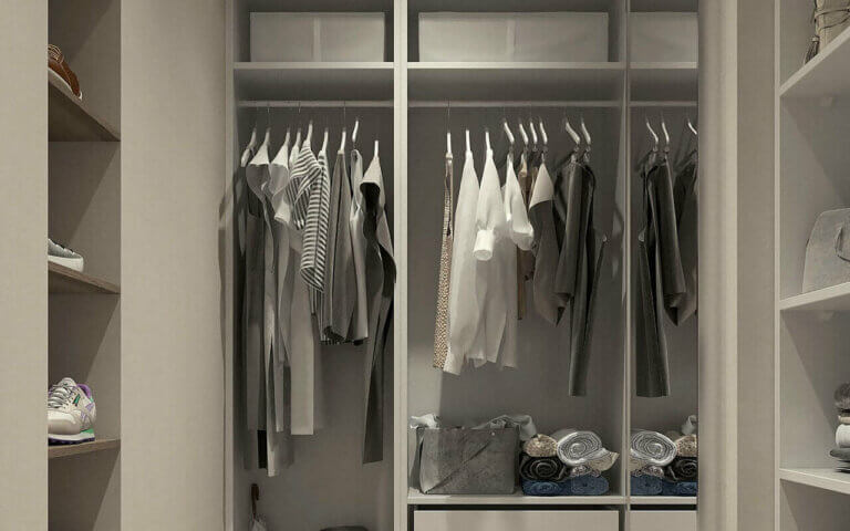 Kleiderschrank mit bügelfreien Hemden und Kleidern